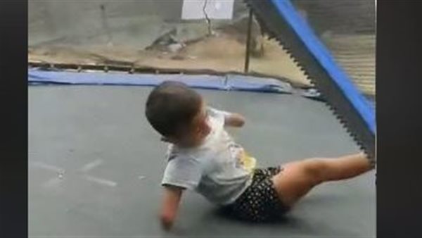 صغير فلسطيني يلعب