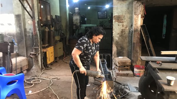 إمرآة تعمل بالخراطة