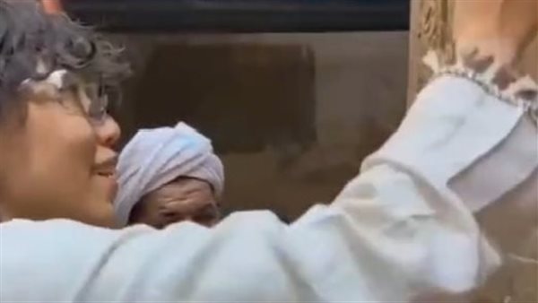 سائحة صينية تعبث