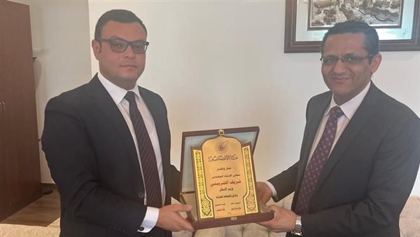 وزير الإسكان ونقيب