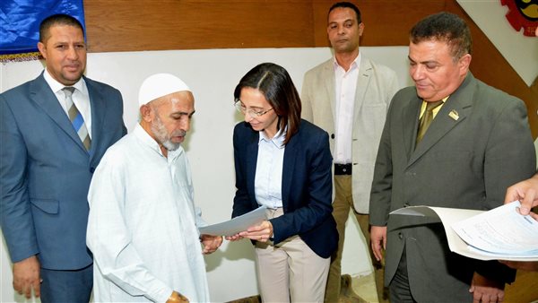 محافظ البحيرة تسلم