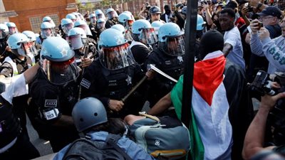 متظاهرون داعمون لغزة يقتحمون السياج الحديدي للمؤتمر الوطني للحزب الديمقراطي بولاية شيكاغو.. والشرطة الأمريكية تتصدى لهم