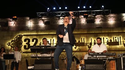 الليلة الخامسة لمهرجان القلعة 32.. هشام عباس يستعيد ذكريات أجمل أغانيه مع جمهوره 