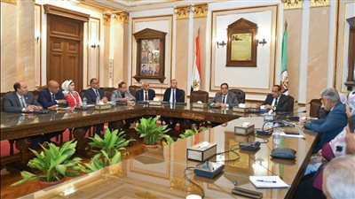 رئيس جامعة القاهرة يؤكد الاهتمام برفع مستوى العاملين وتدريب الكوادر