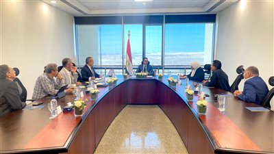 وزير الاستثمار يلتقي عددا من مصنعي السيراميك لبحث مستقبل صناعته في مصر