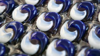 ظنتها حلوى.. وفاة سيدة عجوز بسبب تناولها كبسولات الغسيل الملونة 