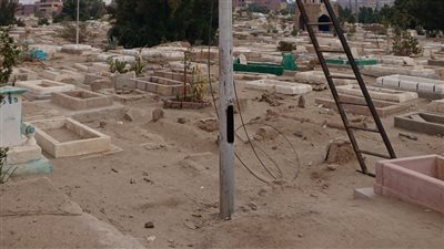 تركيب 32 عامود إنارة لتوفير إضاءة ليلية بجبانة أسوان التاريخية