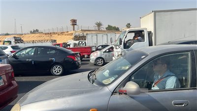 تكدس مروري بطريق الرماية بعد حادث التصادم وتهشم عدد كبير من السيارات