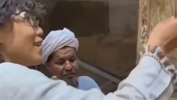 سائحة صينية تعبث