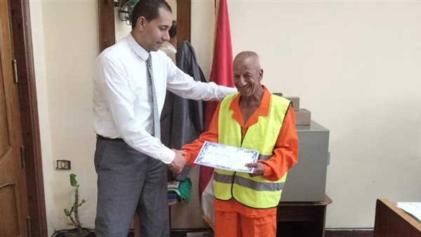 تكريم عامل نظافة