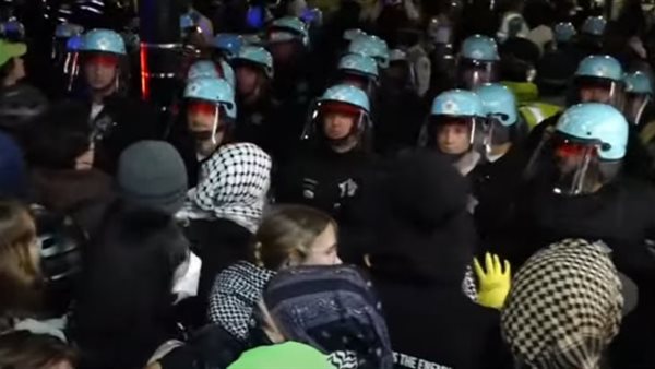 مظاهرات أمام القنصلية