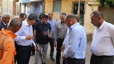 مسك المقشة بإيده.. محافظ المنيا يستوقف عامل نظافة ويوجه بمراجعة أدوات جمع القمامة تخفيفا عن العمال
