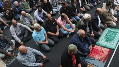 حكم الصلاة على النبي جماعة.. بدعة حسنة أم سيئة وما شرط استحبابها؟