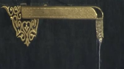  أمطار غزيرة تزين الحرم المكي.. والمعتمرون يؤدون مناسكهم في أجواء روحانية│ صور