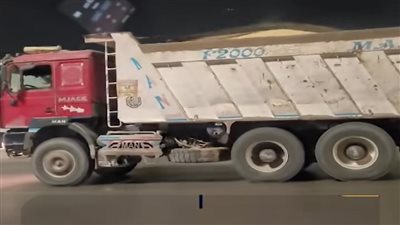 يقود برعونة وبدون رخصة.. القبض على سائق سيارة نقل تساقطت أجزاء من حمولتها على الطريق بالبساتين 