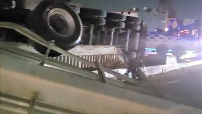 الجهات المعنية ترفع آثار حادث انقلاب تريلا أعلى الطريق الدائري بالمعادي