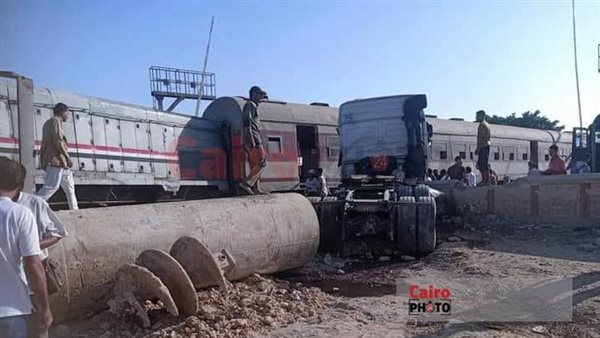 تصادم قطار مع 2 تريلا