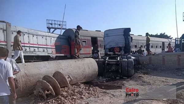 تصادم قطار بـ 4 سيارات