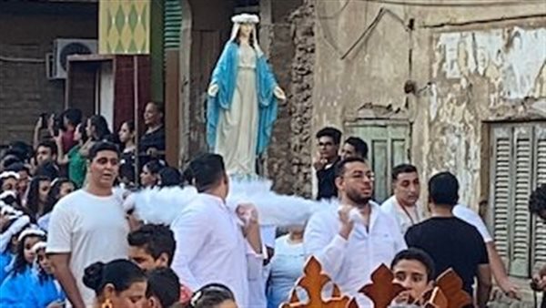 أيقونات العذراء تزين