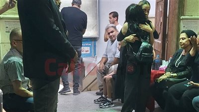 هاني سلامة وزوجته وأحمد عبد العزيز أبرز الحضور في عزاء والد زوجة إيهاب فهمي | بث مباشر