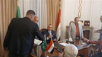 وسط هتافات وفديين.. وصول يمامة مقر الوفد استعدادًا لاحتفالية سعد والنحاس وسراج الدين