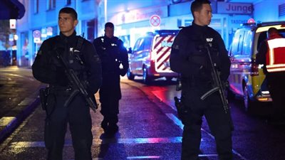 مصرع 3 أشخاص وإصابة 9 آخرين في عملية طعن كبيرة بمدينة زولينجن بألمانيا 
