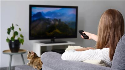 دراسة أمريكية تحذر: التليفزيون يزيد استهلاك السعرات الحرارية خلال الوجبات