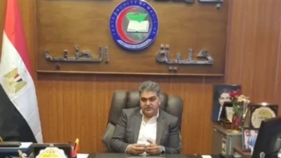 فريق طبي يستخرج هاتفا محمولا من جسد مريض بمستشفى طنطا: بلعه وفضل في معدته 5 شهور| بث مباشر