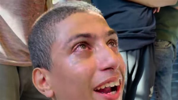 شاب فلسطيني يبكي