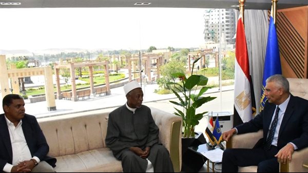 محافظ أسوان مع وكيل