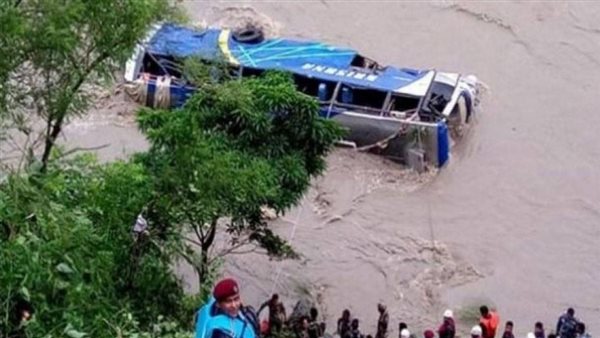 سقوط حافلة في نهر