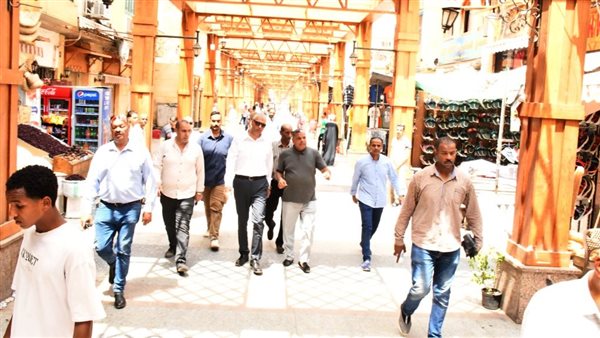 محافظ أسوان خلال