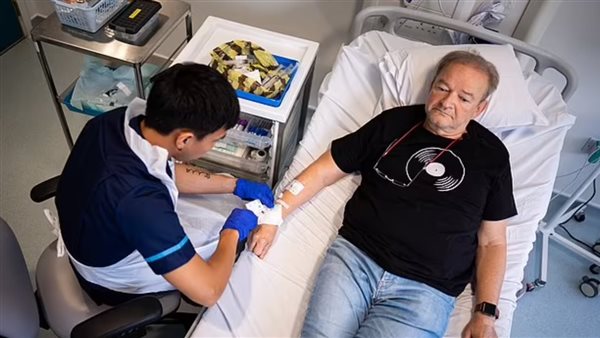 بريطاني يتلقى أول