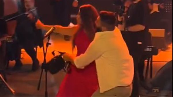 شاب يحتضن نجوى كرم