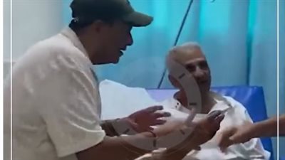 شقيق محمد فؤاد يغادر المستشفى بعد تعافيه من جلطة بالقلب