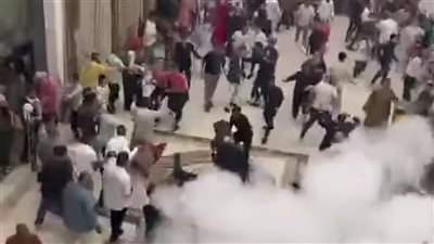 ضرب بالكراسي وطفاية حريق للسيطرة.. فرح في مسطرد يتحول إلى خناقة شوارع بسبب الوجبات| فيديو