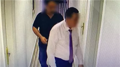 التحقيق مع المتهمين بانتحال صفة رجال شرطة بعد طلبهما من مسؤولي جريدة حذف تحقيقات صحفية