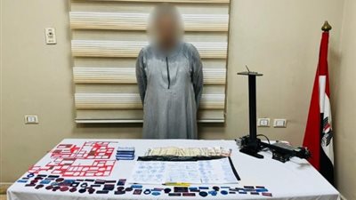 اصطنع أختاما منسوبة لجهات حكومية.. ضبط شخص زور محررات رسمية بقنا 