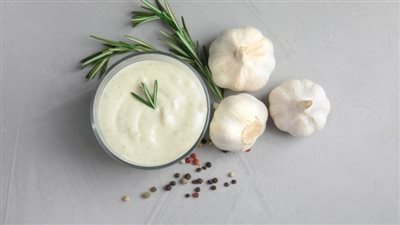 بدون افتكاسات| طريقة عمل الثومية بالزبادي.. وصفتان والأخيرة للشيف فاطمة أبو حاتي