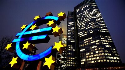 اليورو ينخفض لأدنى مستوى له في 5 أشهر ويسجل 1.0702 دولار 