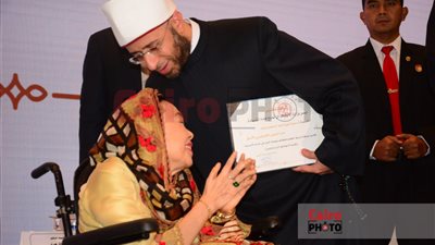 وزير الأوقاف يكرم حرم الرئيس الإندونيسي الأسبق وعددا من الواعظات