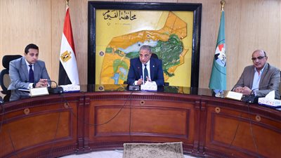 محافظ الفيوم يناقش آليات وخطة عمل المبادرة الرئاسية 