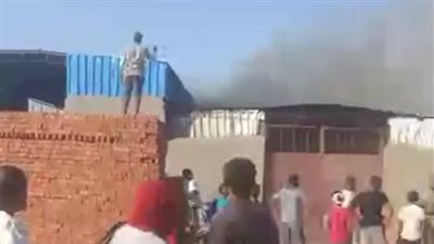 السيطرة على حريق مخزن مواد غذائية بقنا.. والأهالي: كان مقفول وأصحابه مش موجودين | بث مباشر