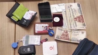 آيفون وميدالية ذهبية وأموال.. عمال بالسكة الحديد يُسلّمون مفقودات إلى صاحبها