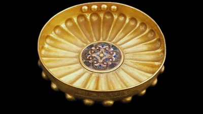 المتحف المصري بالتحرير يعرض إناء ذهبيا مجوفا لقائد الجيش في الأسرة 21