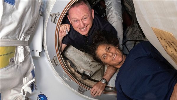 رواد الفضاء العالقين