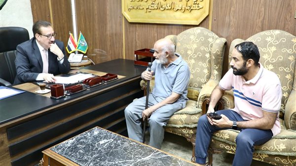 جانب من لقاء محافظ