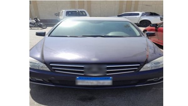 سيارة مطموسة لوحاتها