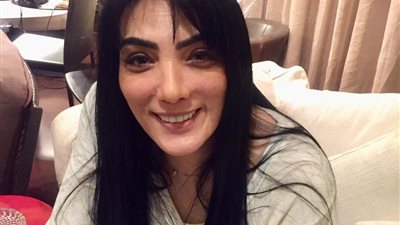 بخير وخرج من المستشفى.. حورية فرغلي تكشف الحالة الصحية لوالدها