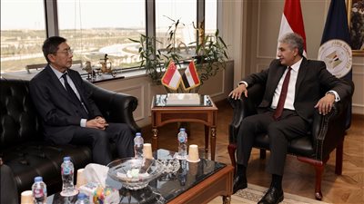 وزير السياحة يناقش مع سفير سنغافورة مشاركة مصر في المعرض السياحي ITB آسيا